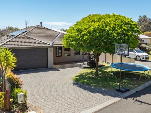 Spacious Home Opposite a Picturesque Reserve