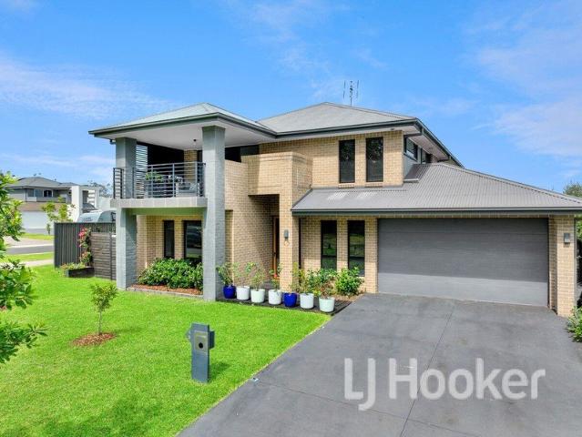 Spacious Home Opposite Parklands in Bayswood Estate