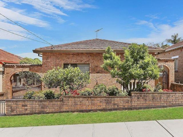 Spacious Home Close To Hurstville Train Station