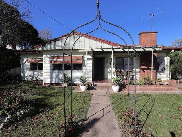 Spacious Home Close To Shops