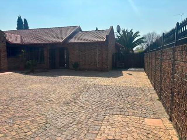 spacious 3 bedroom home in lawrence.