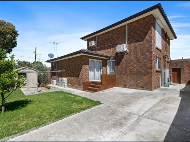Spacious Home in Prime Altona