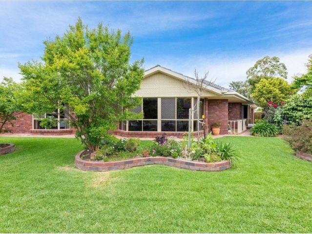 Spacious home in quiet cul de sac !