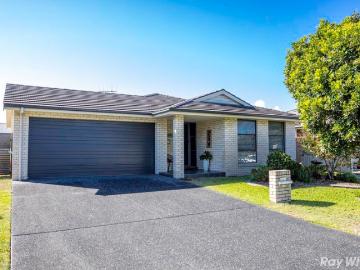 Tuncurry, Crawford River - Equipped kitchen