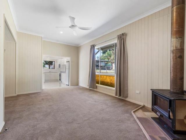 Spacious Home in unltra convenient Centenary Heights location