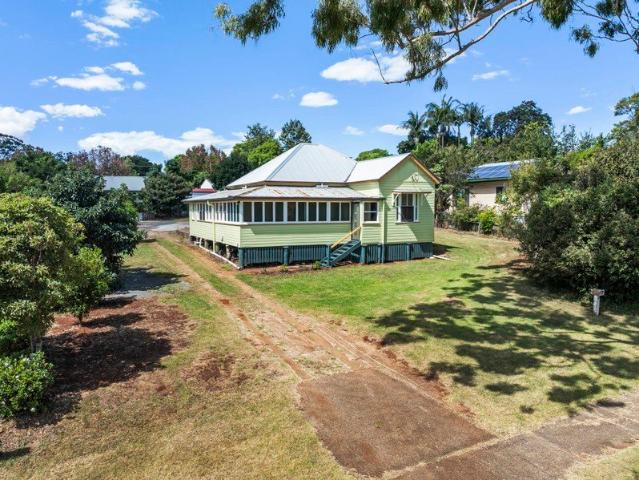 Spacious Home in unltra convenient Centenary Heights location