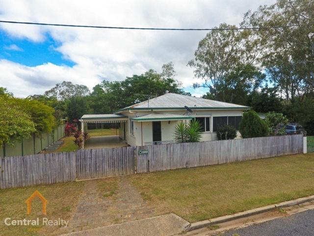 SPACIOUS HOME, QUIET STREET, CREEK FRONTAGE!