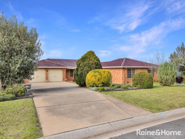 SPACIOUS HOME STUNNING VIEWS PRIME LOCATION