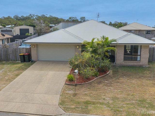 SPACIOUS HOME… WIDE SIDE ACCESS… OVER 965m2 OF LAND