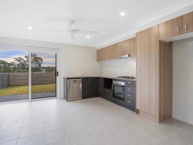 Spacious Home Unit Ducted Air con & Garage