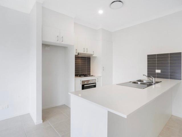 Spacious Home Unit Ducted Air con & Garage