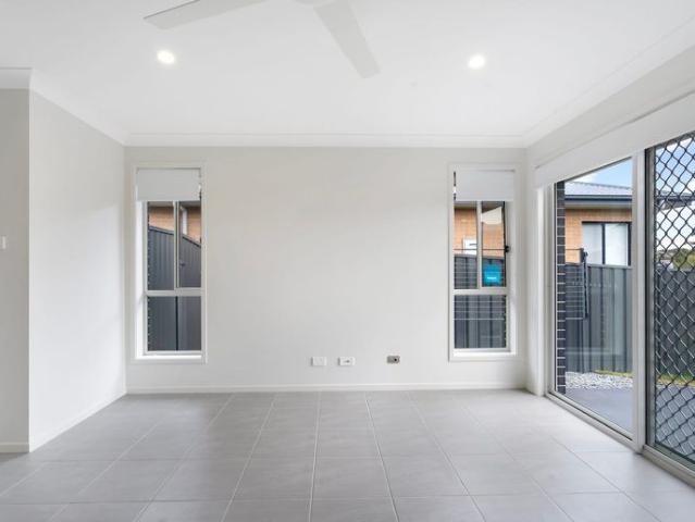Spacious Home Unit Ducted Air con & Garage