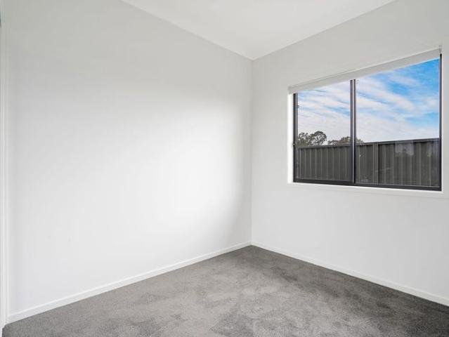 Spacious Home Unit Ducted Air con & Garage
