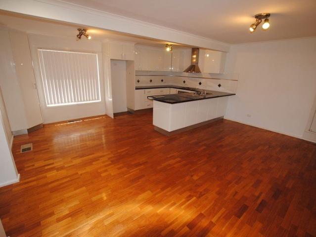 SPACIOUS HOME WITH 2 LOUNGES