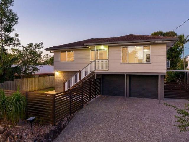 SPACIOUS HOME WITH 2 SEPARATE AREAS UPSTAIRS AND DOWNSTAIRS