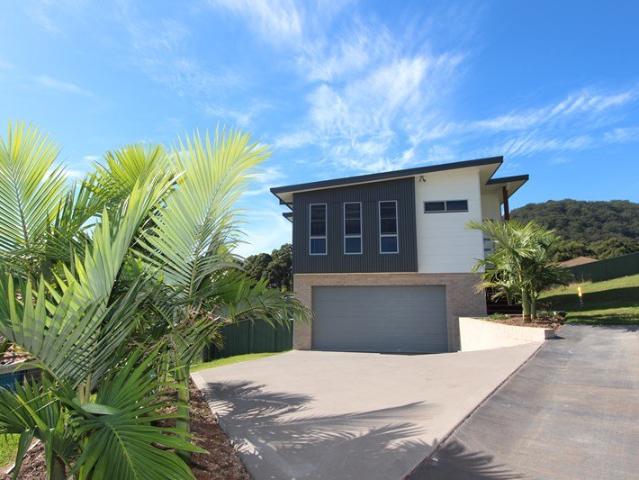 Spacious Home with Beautiful Queens Lake Outlook