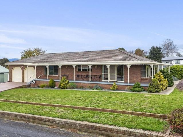 Spacious home with huge workshop perfect for lifestyle, storage or home business