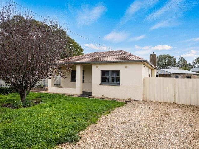 Spacious Home with Large Shed, Generous Yard & Convenient Location