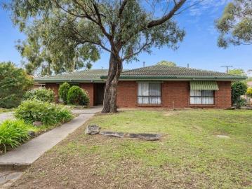 SPACIOUS HOME WITH MULTIPLE LIVING AREAS IN A QUIET COURT LOCATION
