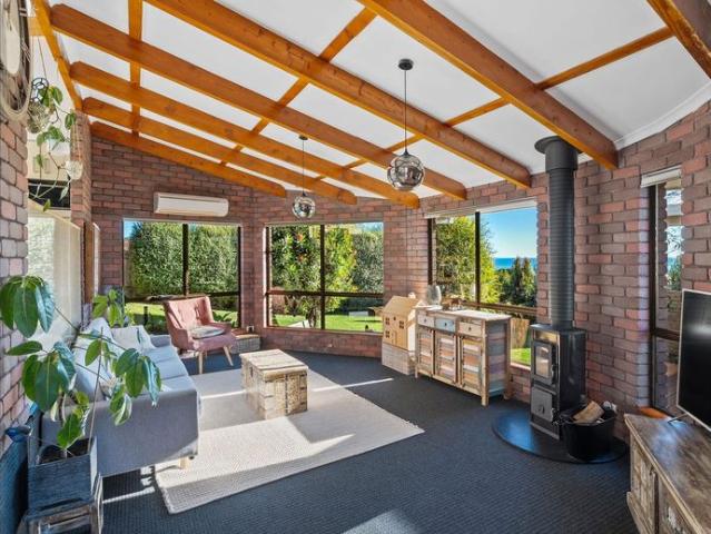 Spacious home with stunning sea views!