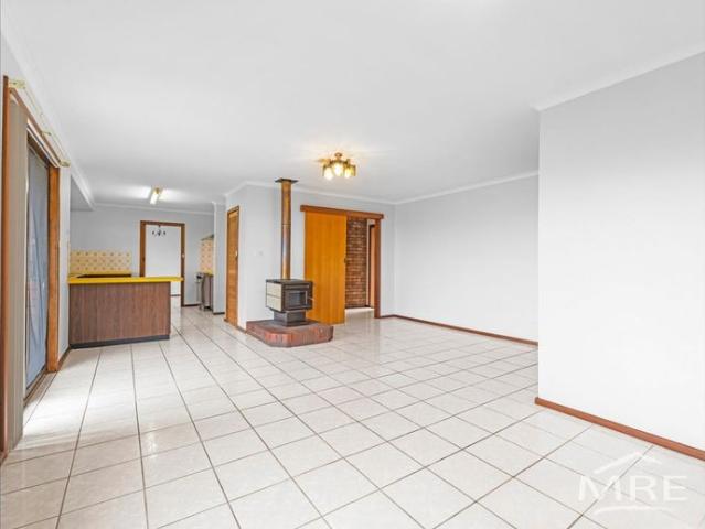 SPACIOUS HOME WITH VIEWS & SHED