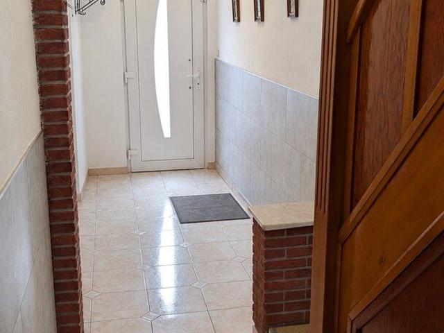 Spacious home:4/5bedrooms+ 2bathr. +garden+solar panels