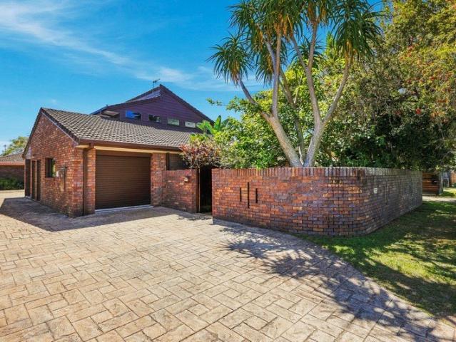 Spacious Home 500M FROM THE BEACH