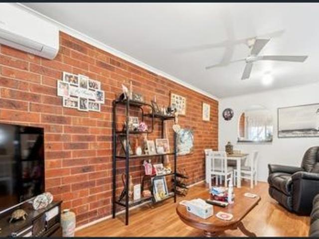 SPACIOUS HOMETTE IN A WONDERFUL LOCATION!