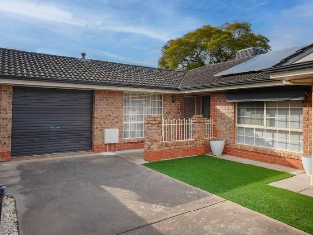 Spacious Homette Living in a Highly Sought After City Fringe Location