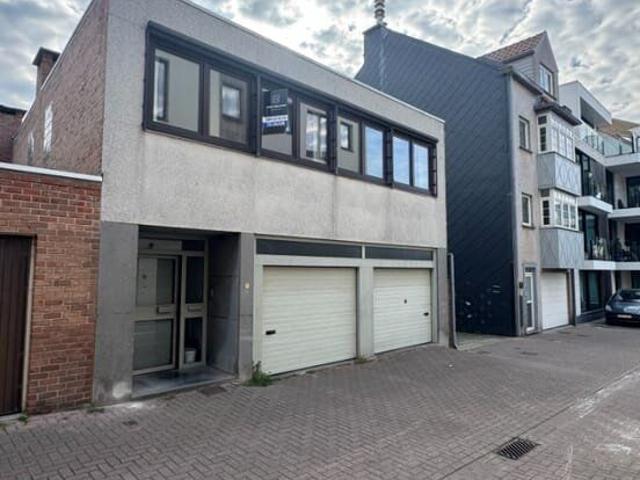 Spacious house with garage in the centre