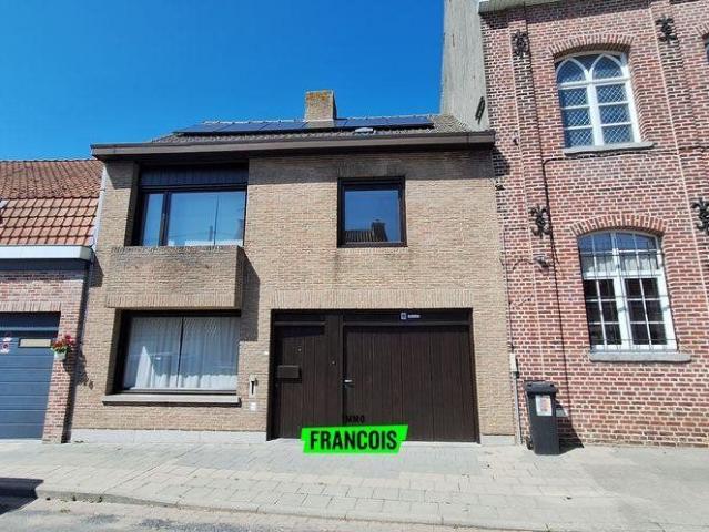 Spacious house with 3 bedrooms, garden, and garage in Abele