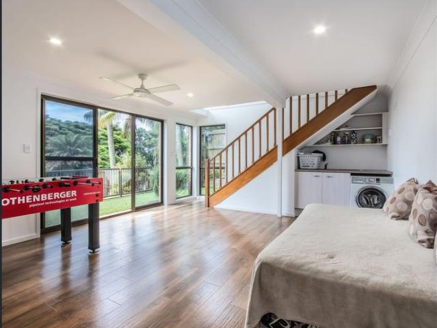 Spacious house on Kingscliff Hill house with pool and views