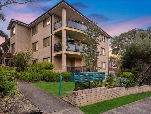 Spacious, Immaculate Apartment with Leafy Outlook