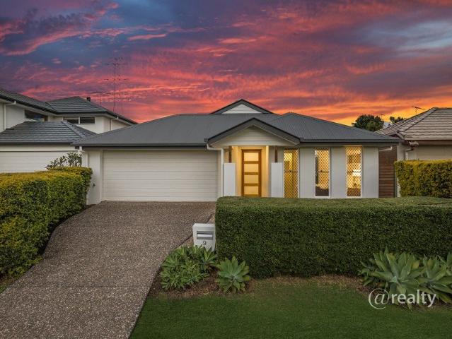 SPACIOUS & IMMACULATE WARNER LAKES JEWEL! 3 LIVING AREAS + QUIET LOCATION!