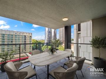 Spacious Inner City Apartment with Excellent Outlook and Potential