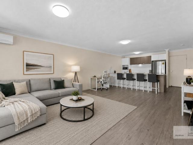 Spacious inner city apartment in lifestyle location
