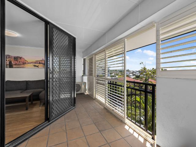 Spacious Inner city Living With Dual Balconies & Exceptional Convenience
