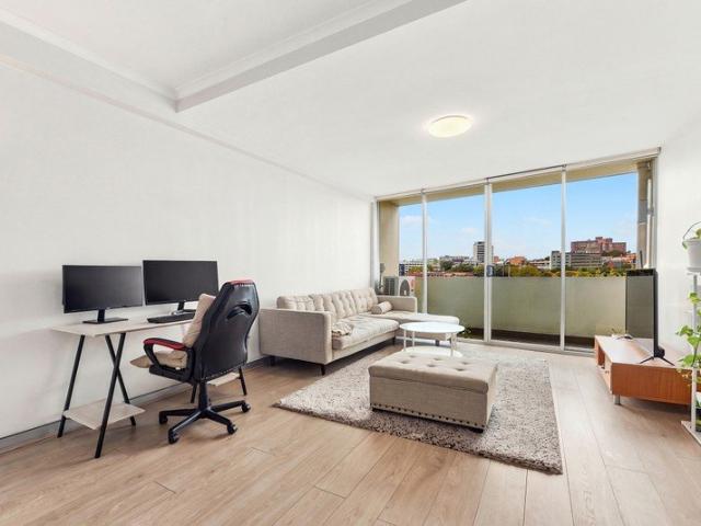 Spacious Inner City Living Moments from Central