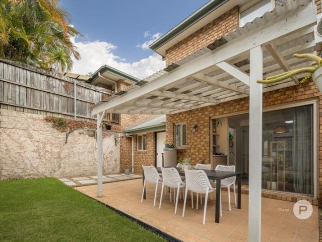 Spacious inner city town home offering excellent liveability