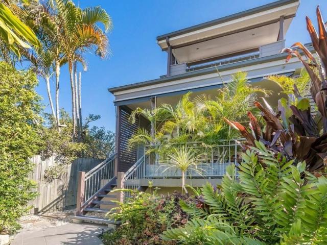 spacious inner city townhouse with house sized living