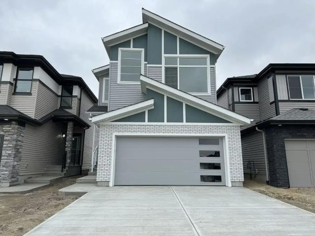 Spacious Kinglet Gardens Home with Double Garage & Fenced Backyard — 3 Bedrooms House