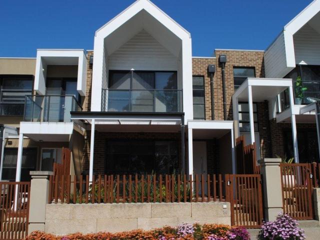 Spacious Lakefront Townhouse | Available 21/10/26