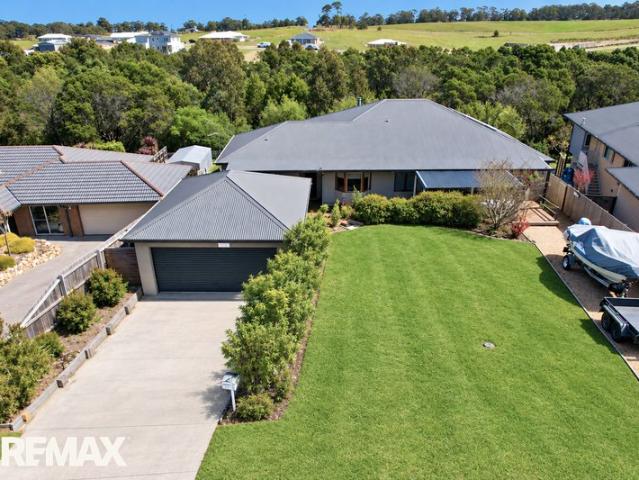 Spacious Lakes Entrance Family Home with Separate Guest Wing