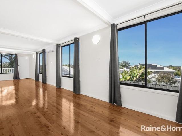 Spacious Lakeside Living in Brightwaters