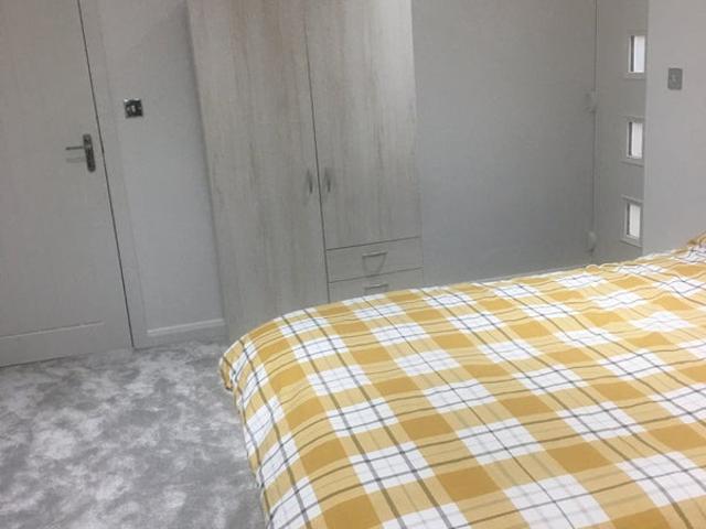 Spacious Large Double Room with EnSuite next to JR