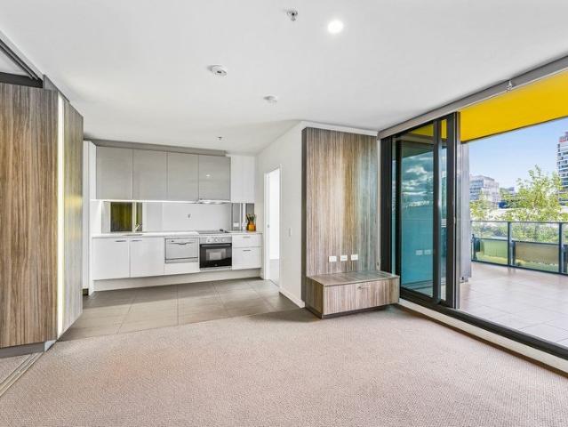 Spacious Layout, Stylish with Great View!