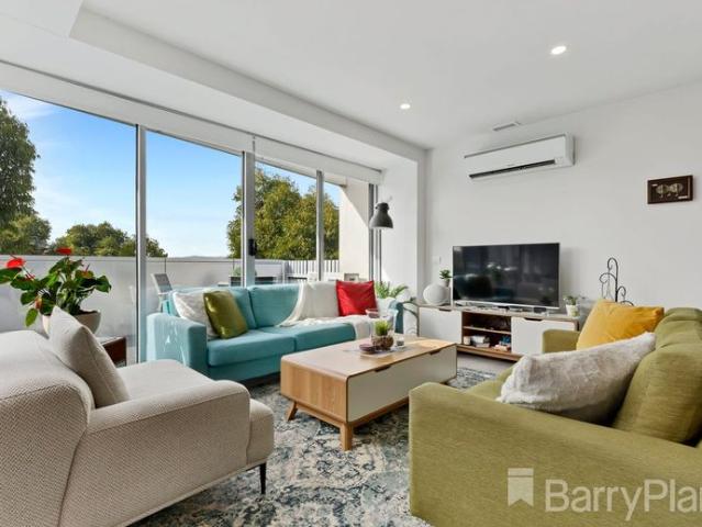 SPACIOUS LIFESTYLE APARTMENT RIGHT ON THE PARK