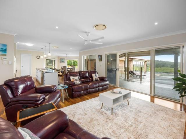 Spacious Lifestyle Home, Pool, Spa & Entertaining Pavilion on Acreage Flexi lease term Furnished/Unfurnished