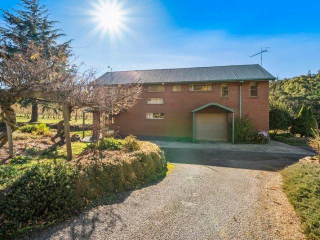 Spacious lifestyle living on 5.48 ha