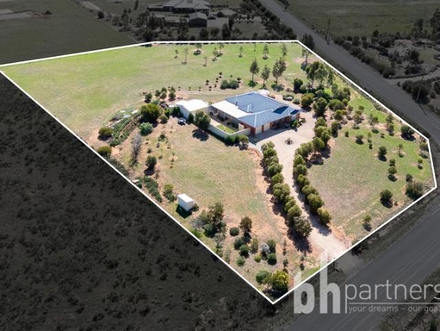 Spacious Lifestyle Property Stunning Home on 2.7 Acres